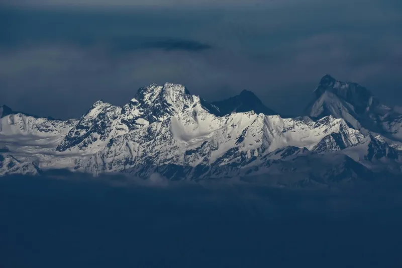 云雾缭绕的雪山群