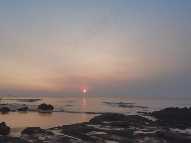 海边礁石日出