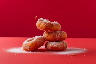 中式甜甜圈油饼子年货美食红色背景甜点摄影图