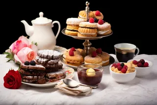 纸杯蛋糕水果蛋糕下午茶美食甜点摄影图