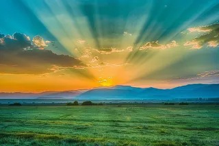 清晨日出朝霞云层山川摄影图