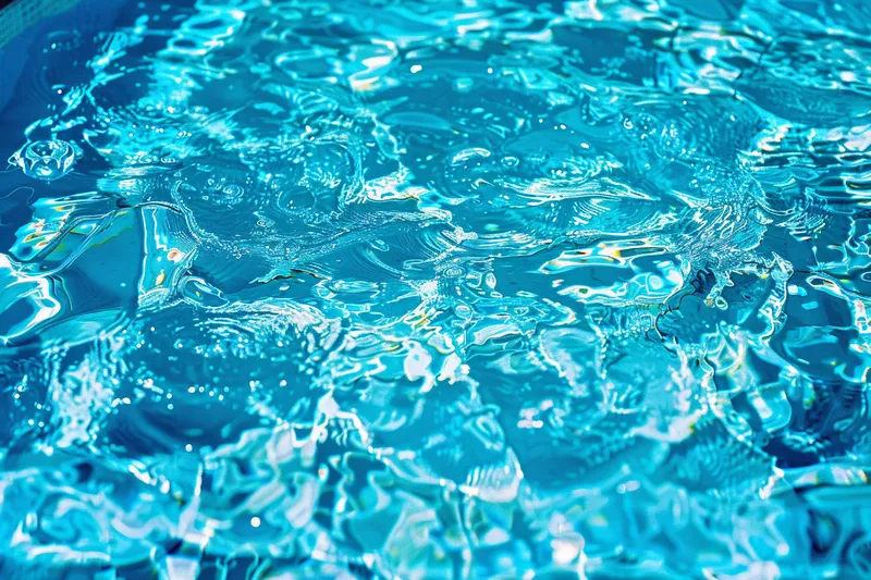 游泳池清澈蓝色的水摄影图(4032x2688)