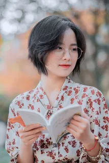 公园读书的美丽女生1