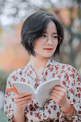 公园读书的美丽女生1