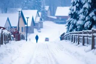 冬季欧洲小镇白雪覆盖树枝雾凇道路摄影图