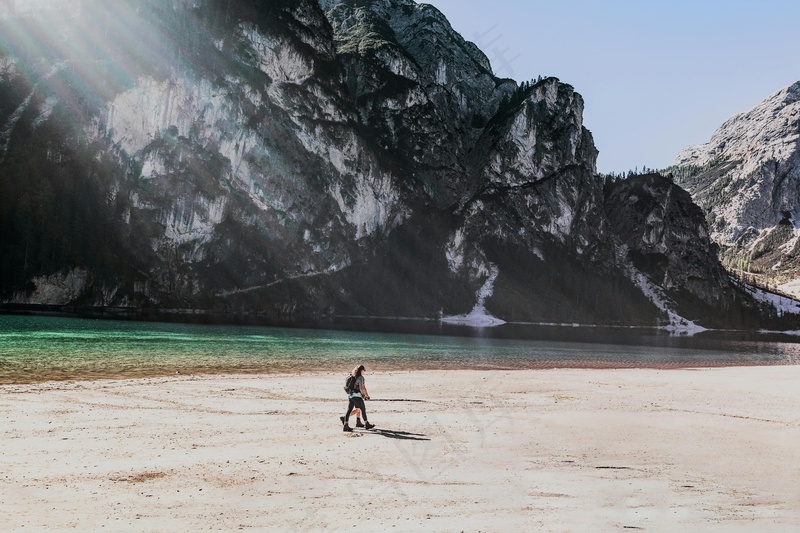 湖光山色间的独行者
