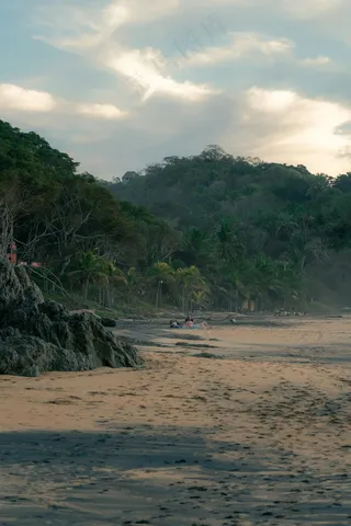 黄昏时分的热带海滩静谧