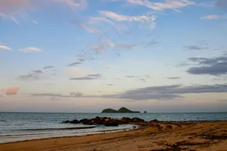 宁静黄昏下的海滩与远方小岛