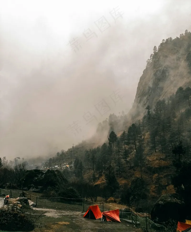 山谷中的神秘营地