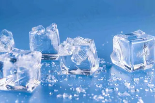 夏日清凉透明的冰块摄影图