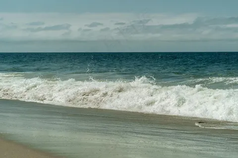 宁静海滩上的轻柔浪花