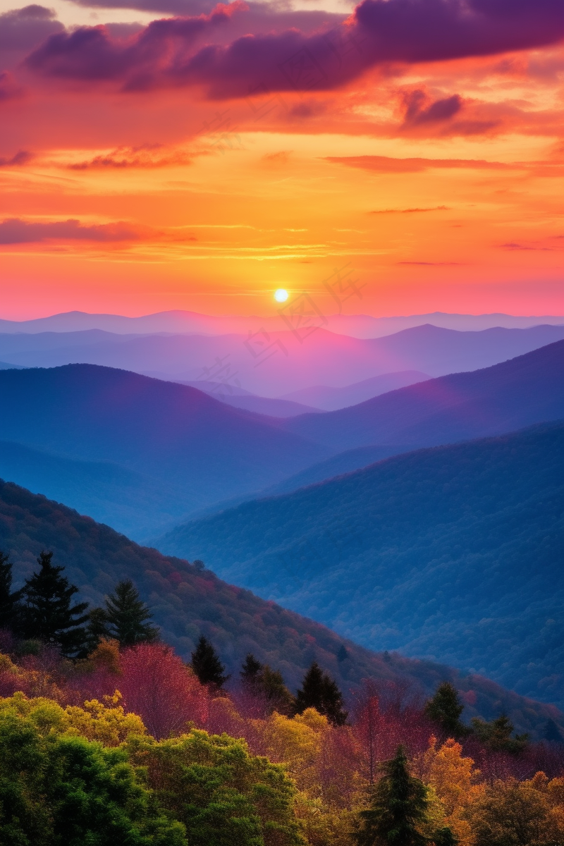夕阳落日山顶俯瞰群山山川连绵晚霞余晖摄影图(2688x4032)