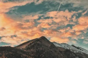 橙色天空下的山脉
