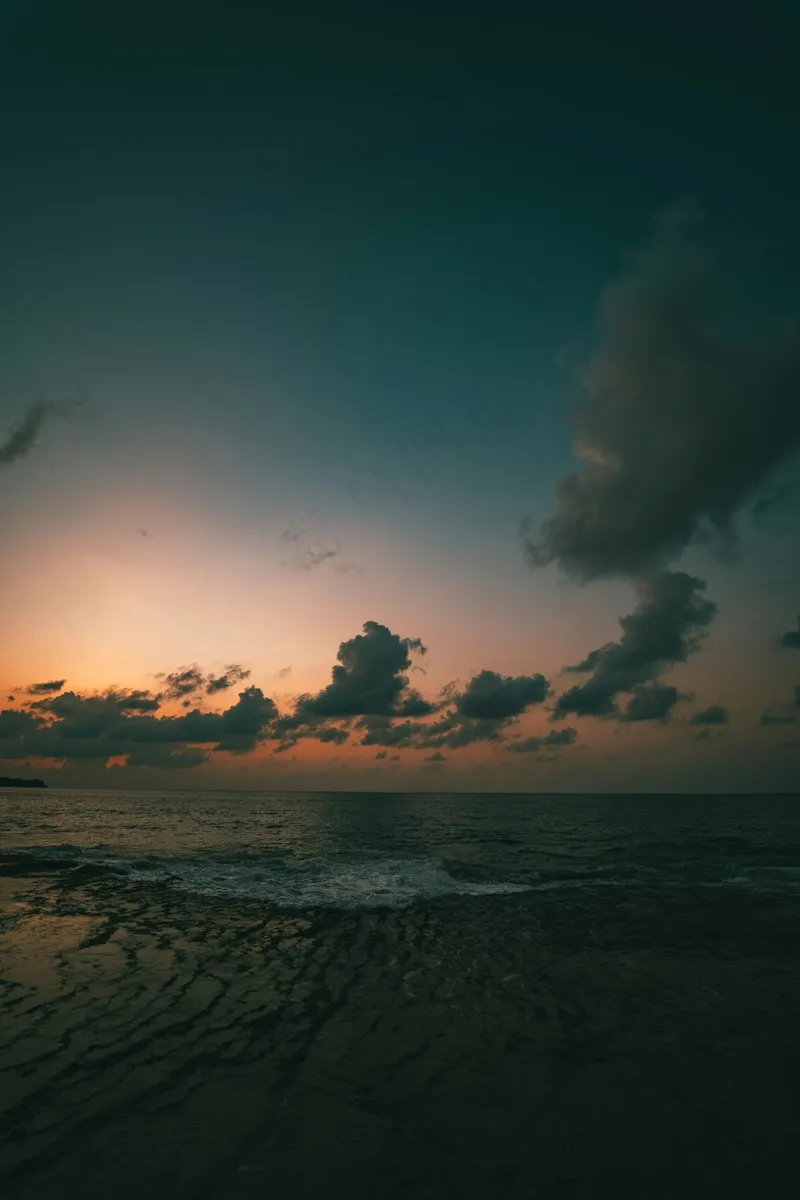 海洋辉光下的黄昏余晖