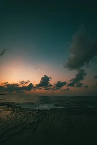 海洋辉光下的黄昏余晖