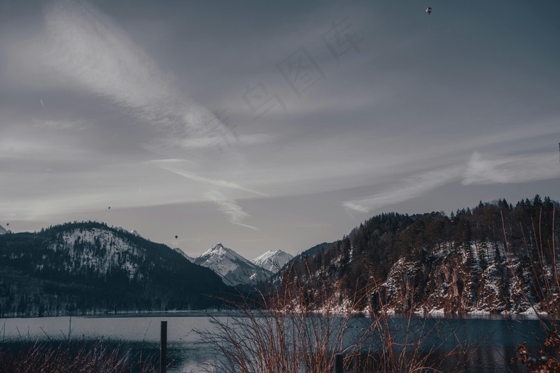 雪山静谧湖泊