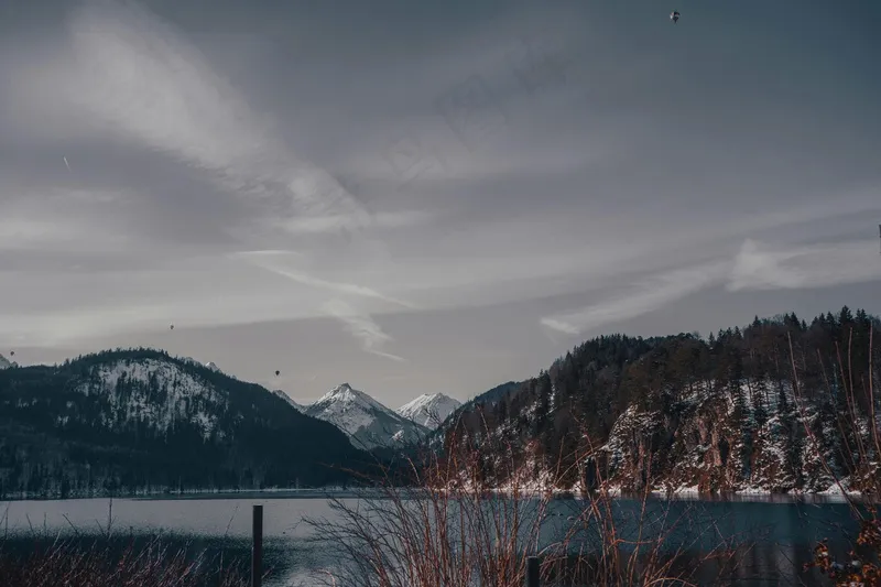 雪山静谧湖泊