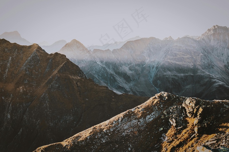 层峦叠翠间的落日余晖