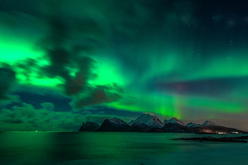极光舞动夜空下的宁静海景
