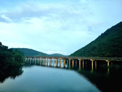 水库、桥、山