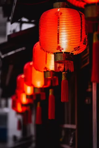 红灯笼新年屋檐挂着点亮的红灯笼中国风摄影图