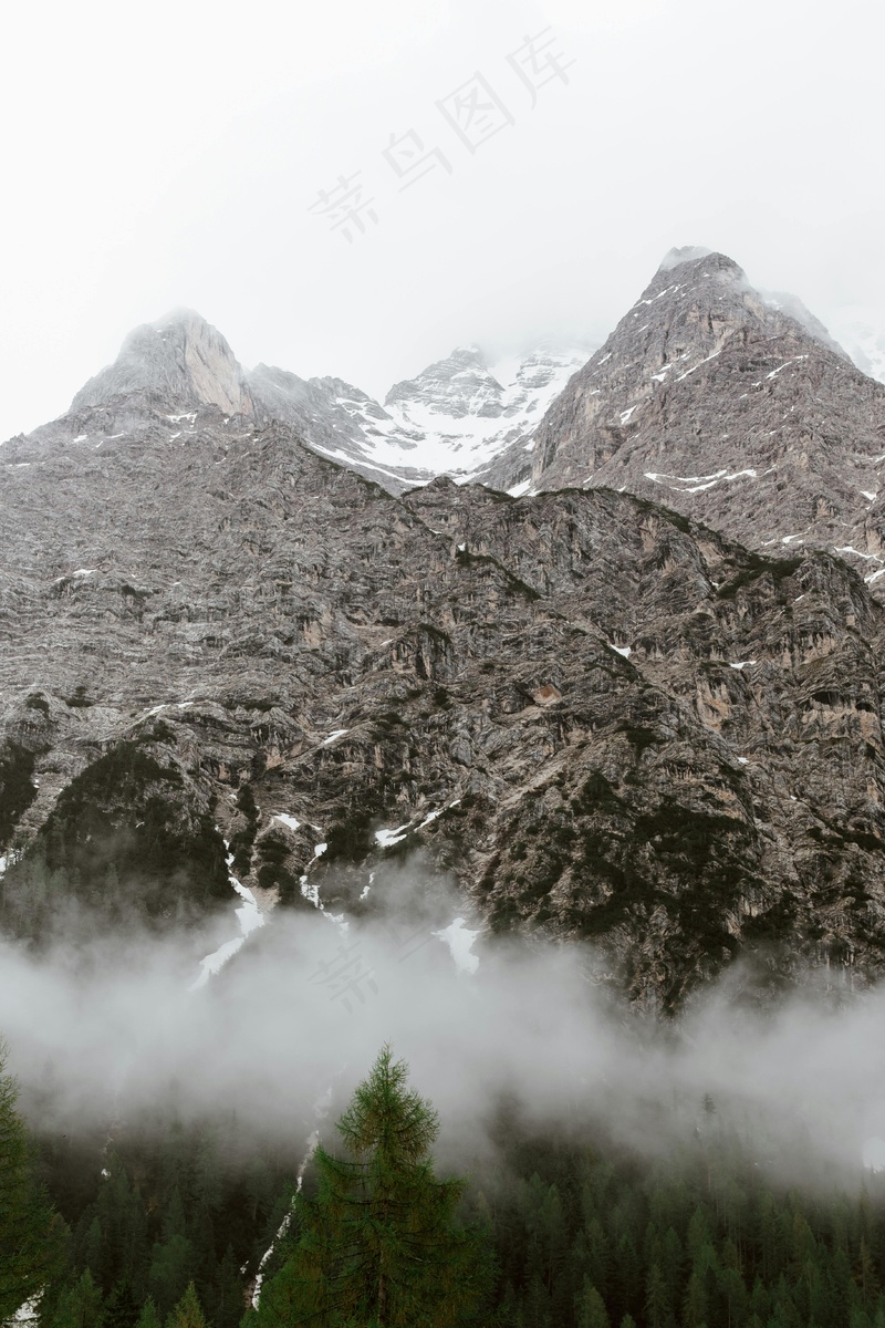 云雾缭绕的雪山2