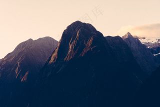 湖泊山峰图片