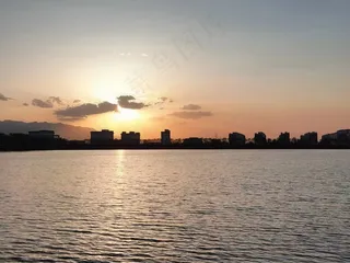 河边夕阳余晖图