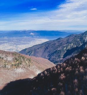 远山下的城市 远山下的城市