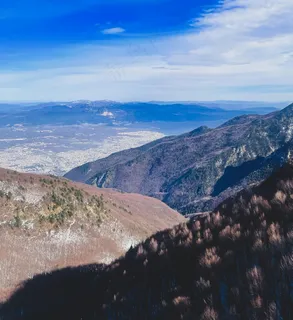 远山下的城市 远山下的城市