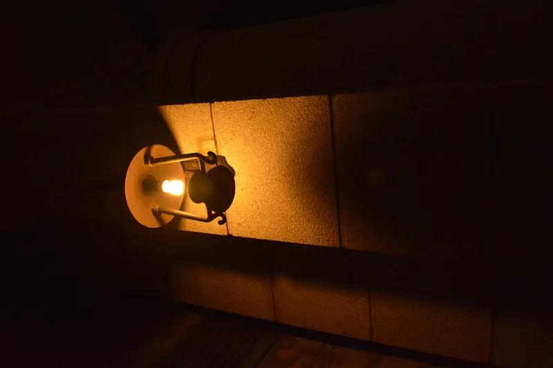 夜晚漆黑氛围路灯素材竖版摄影图片高清原图