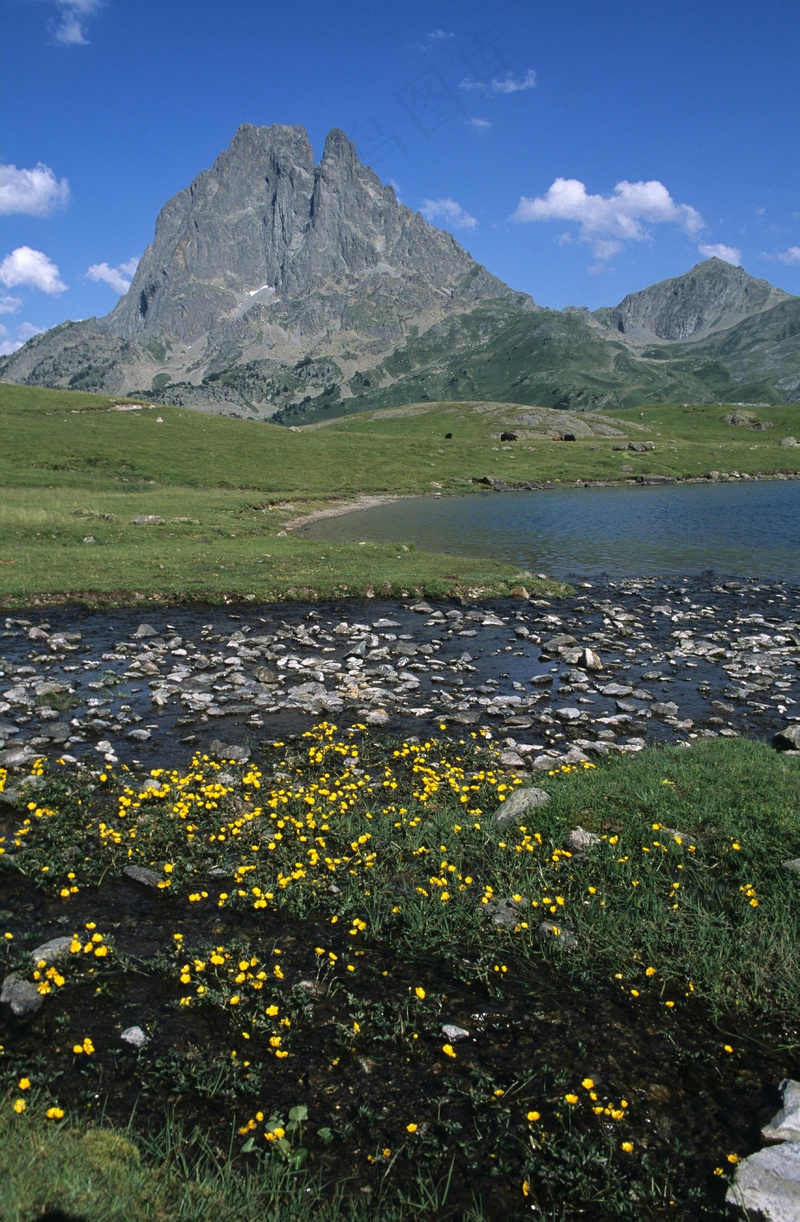 高山草甸映湖泊，巍峨山峰伴晴空