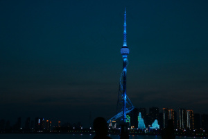 夜晚城市电视塔