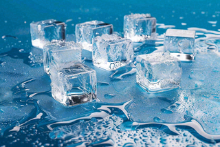夏日清凉透明的冰块摄影图