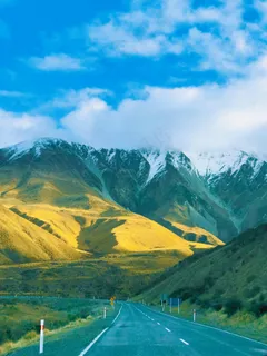 金色山谷中的蜿蜒公路 金色山谷中的蜿蜒公路