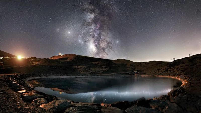 夜晚山顶水潭与星空