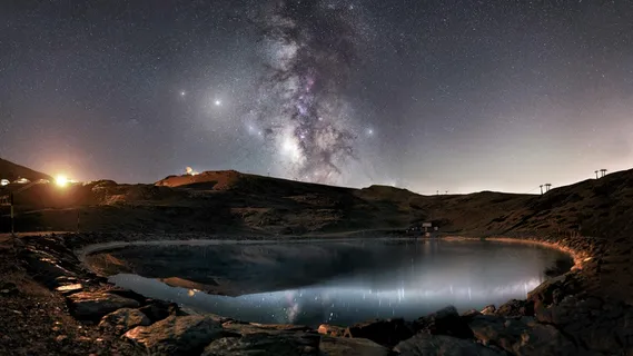 夜晚山顶水潭与星空