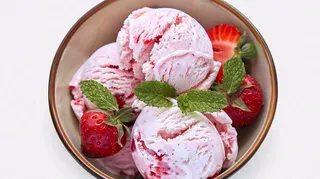 水果草莓冰淇淋球甜点摄影图