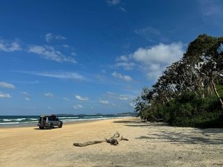 海边的休闲旅行：蔚蓝天空与金色沙滩