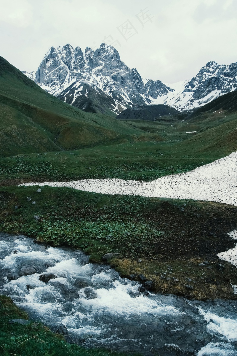 融雪时节的高山溪流
