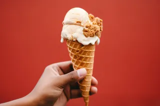 夏日冰淇淋清凉蛋筒甜点摄影图