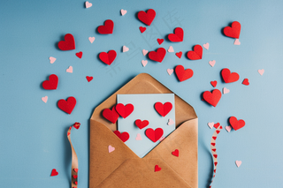 信封里的红色爱心蓝色背景妇女节摄影图
