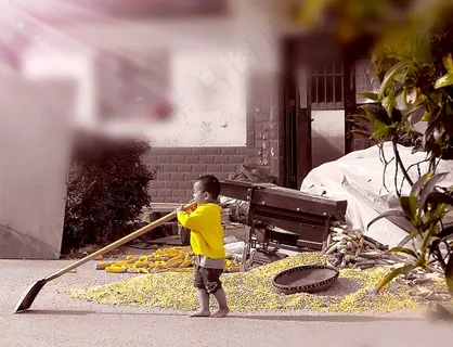 晒玉米的小男孩金黄色怀旧摄影