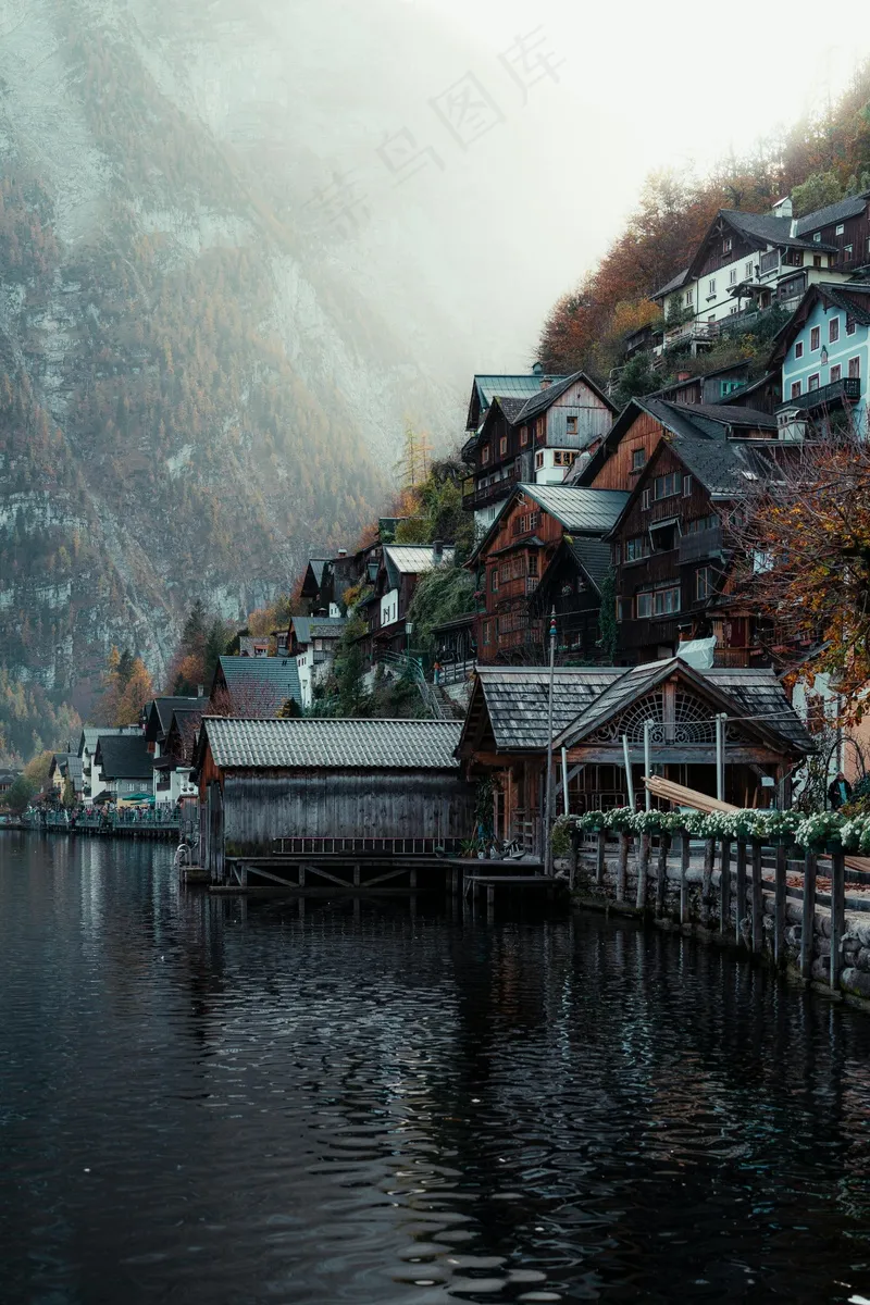 隐匿山林中的宁静湖畔小镇