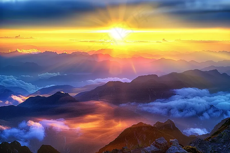 清晨日出朝霞云层山川摄影图(4032x2688)