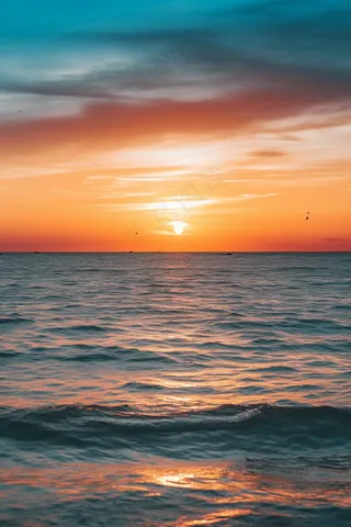 夕阳落日下海洋海面余晖倒影美景摄影图