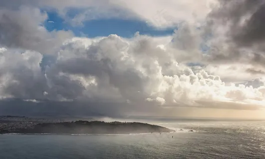 晨光中的海岸线与云层交织