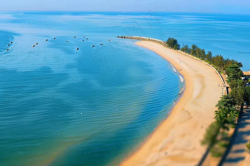 夏日海滩蓝色海洋度假摄影图(4032x2688)