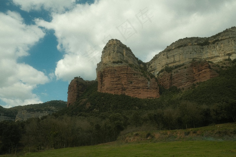 苍翠山巅与红石峭壁