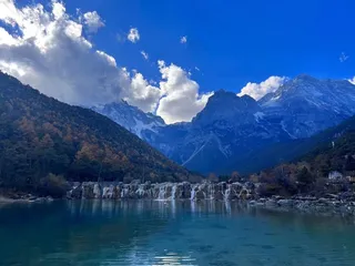 蓝色瀑布湖泊图片